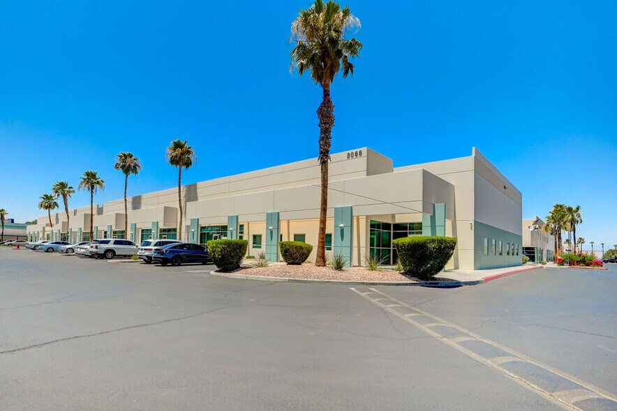3068 E Sunset Rd, Las Vegas, NV à vendre - Photo du bâtiment - Image 3 de 36