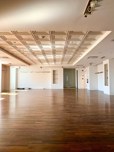 20 Main St, East Hampton, NY for lease - Interior Photo - Image 1 of 6