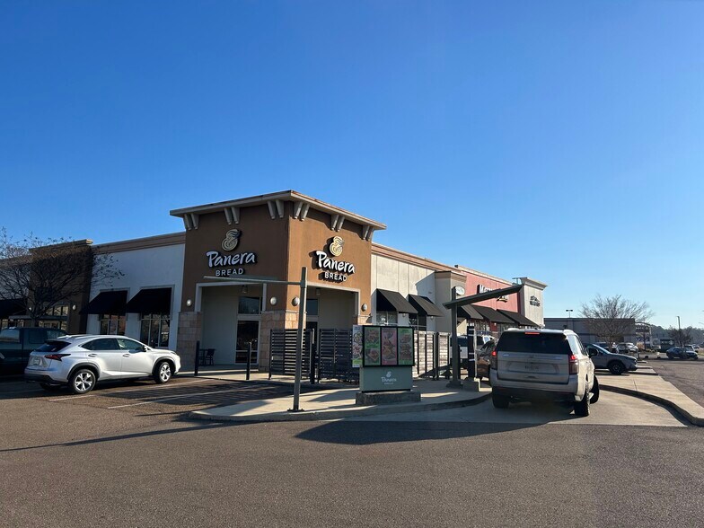 300 Ridge Way, Flowood, MS à louer - Photo du bâtiment - Image 2 de 9