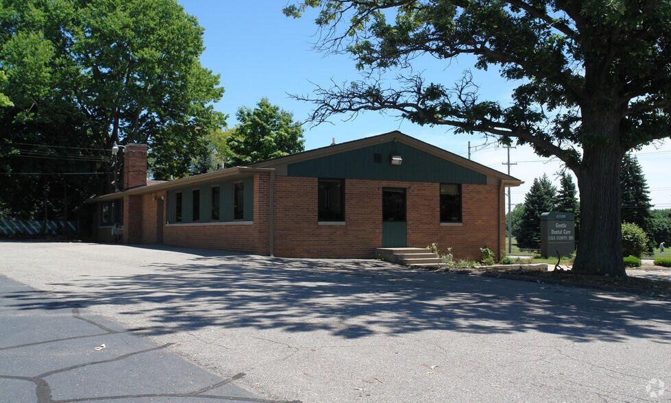 3526 W Saginaw St, Lansing, MI à louer - Photo du bâtiment - Image 2 de 5