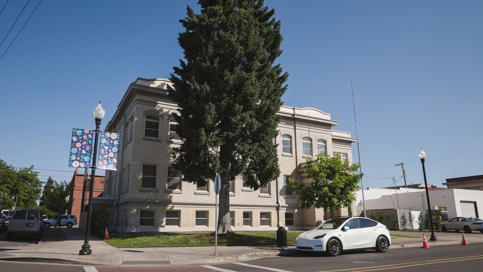 550 N 1st St, Woodburn, OR à vendre - Photo du bâtiment - Image 3 de 51