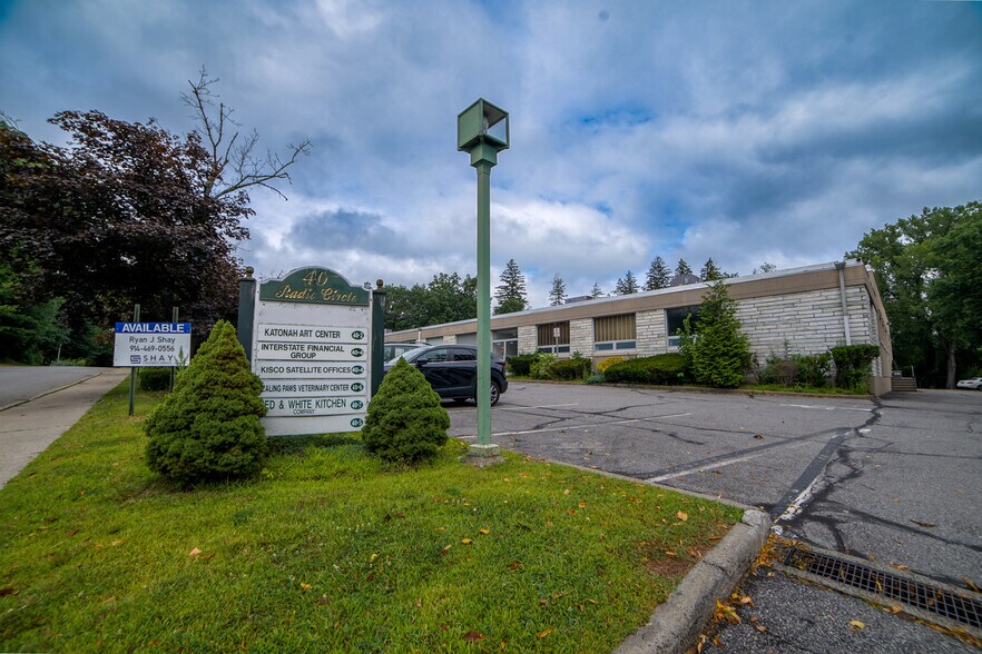 40 Radio Circle Dr, Mount Kisco, NY à louer - Photo du bâtiment - Image 3 de 16