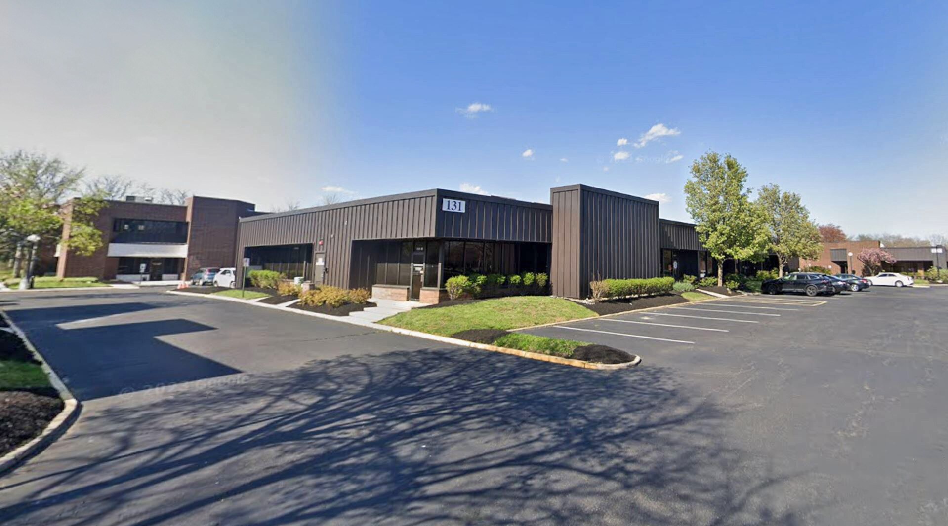 East Gate Business Center portefeuille de 8 propriétés à vendre sur LoopNet.ca Photo du bâtiment- Image 1 de 3