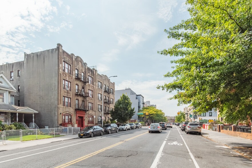 310 E 25th St, Brooklyn, NY à vendre - Photo du bâtiment - Image 3 de 15