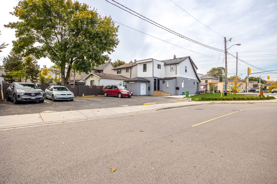 1631 Weston Rd, Toronto, ON à vendre - Photo du bâtiment - Image 3 de 12