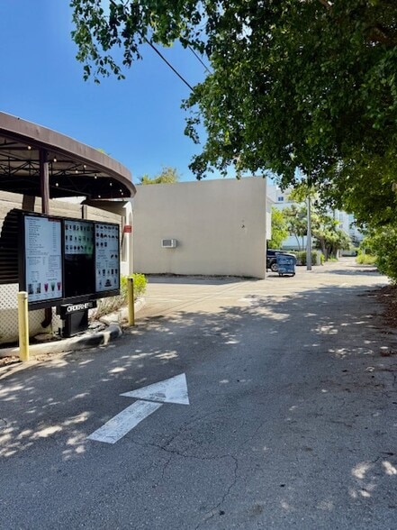 727 NE 3rd Ave, Fort Lauderdale, FL à louer - Photo du bâtiment - Image 3 de 8