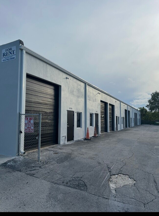 Plus de détails pour 5713-5727 NE 14th Ave, Fort Lauderdale, FL - Local d'activités à louer