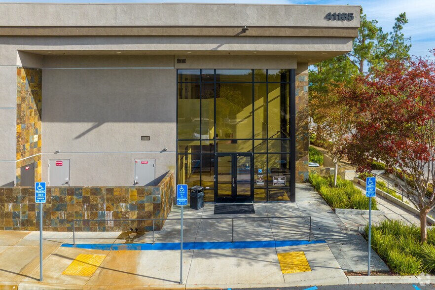 41185 Golden Gate Cir, Murrieta, CA à louer - Photo du bâtiment - Image 2 de 7