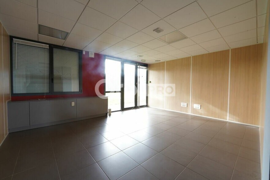 355 Rue Des Mercières, Rillieux-la-Pape for lease - Interior Photo - Image 3 of 6