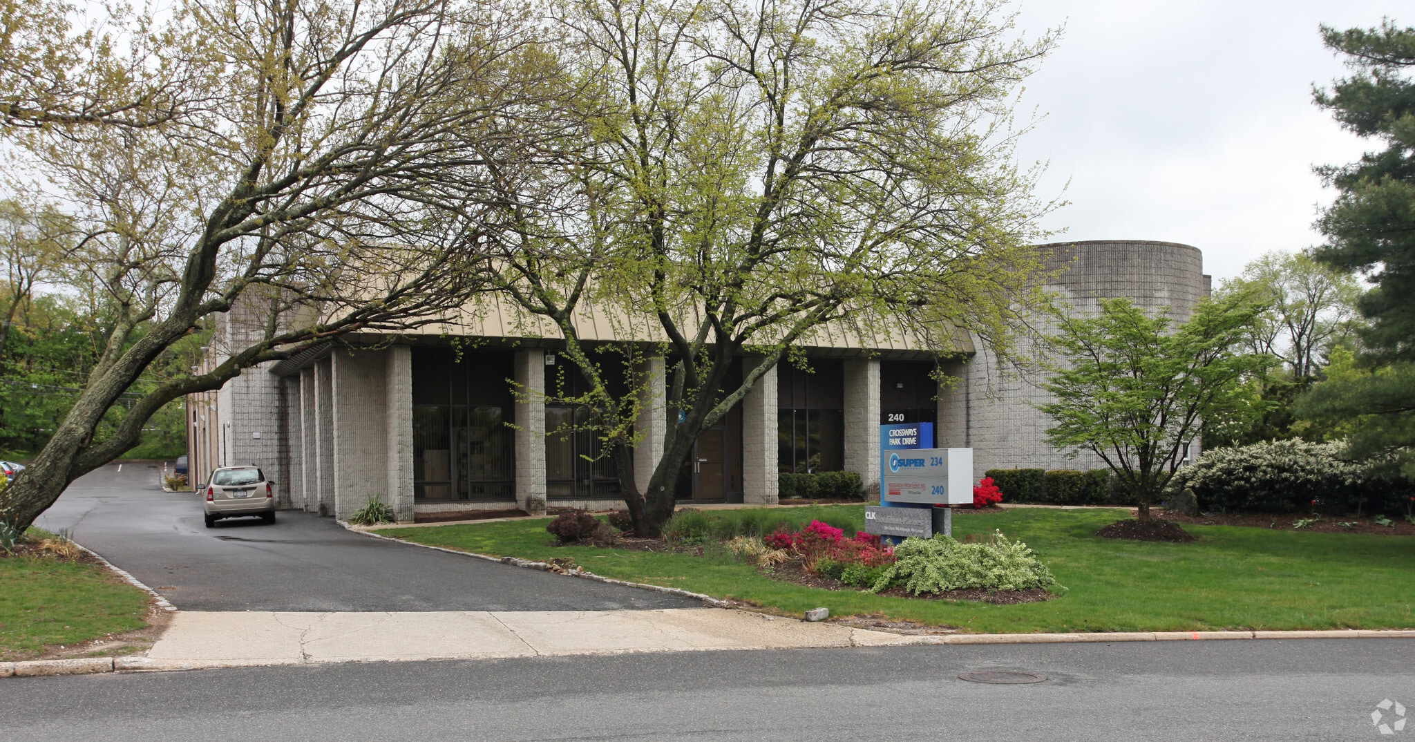 230-240 Crossways Park Dr, Woodbury, NY à louer Photo principale- Image 1 de 6