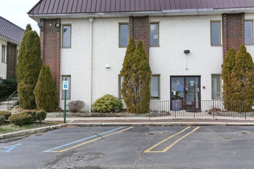 236-246 N Main St, New City, NY à louer - Photo du bâtiment - Image 3 de 12