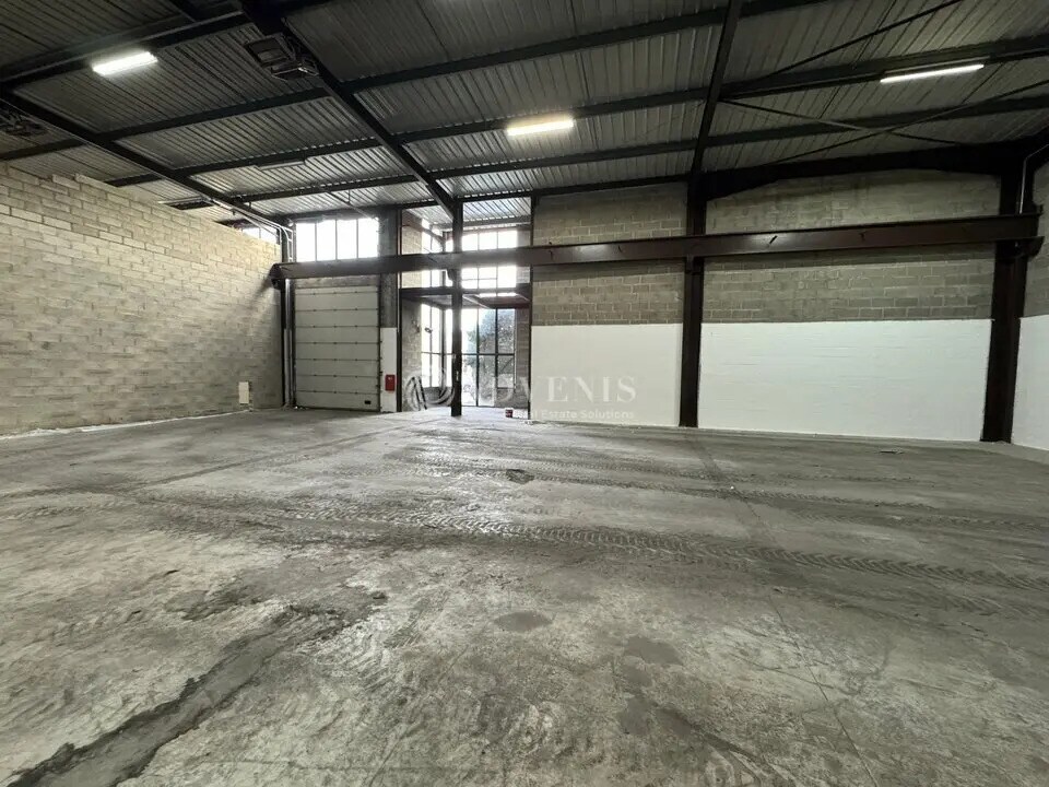 Flex in Le Thillay for lease Interior Photo- Image 1 of 5