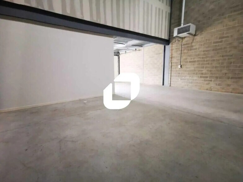 Flex in Bussy-Saint-Martin for lease - Interior Photo - Image 2 of 5