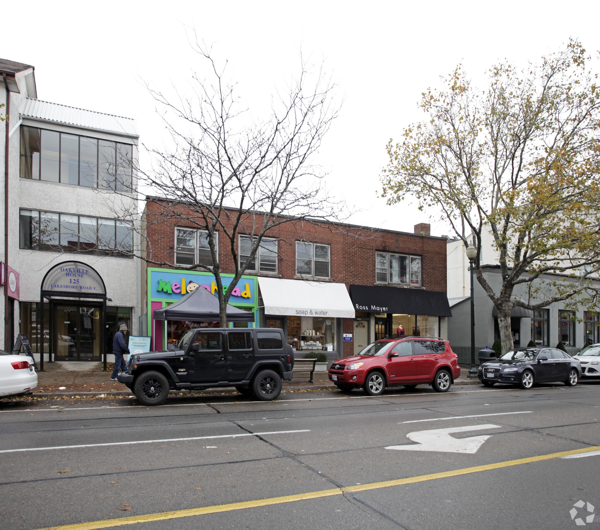 131-139 Lakeshore Rd E, Oakville, ON à vendre Photo du bâtiment- Image 1 de 1