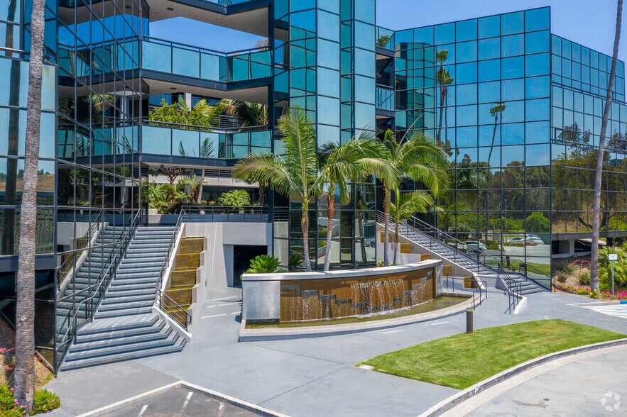 10525 Vista Sorrento Pky, San Diego, CA à louer - Photo du bâtiment - Image 3 de 9