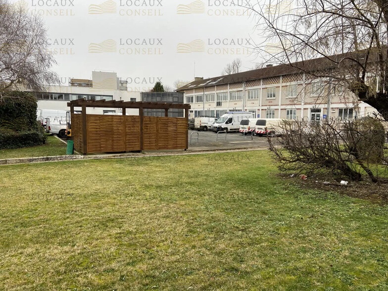 Flex in Bezons for lease - Building Photo - Image 2 of 8