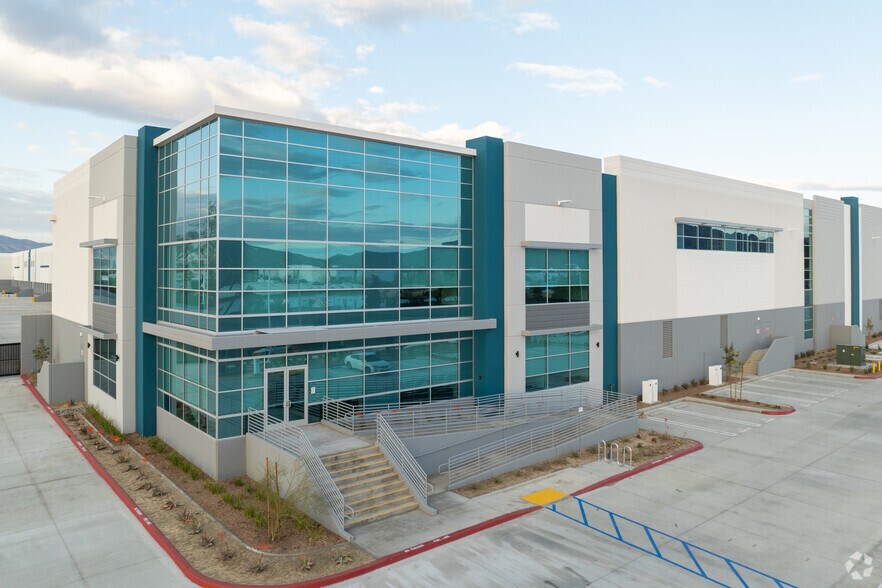 14874 Santa Ana Ave, Fontana, CA à louer - Photo du bâtiment - Image 2 de 6