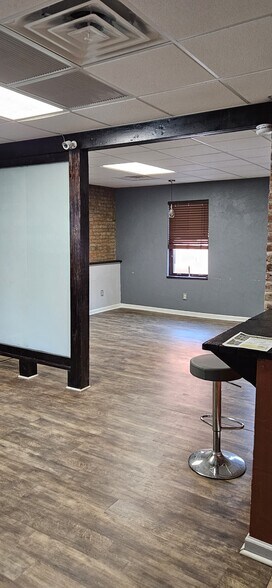 19 Bedford Sq, Pittsburgh, PA for lease - Interior Photo - Image 2 of 7