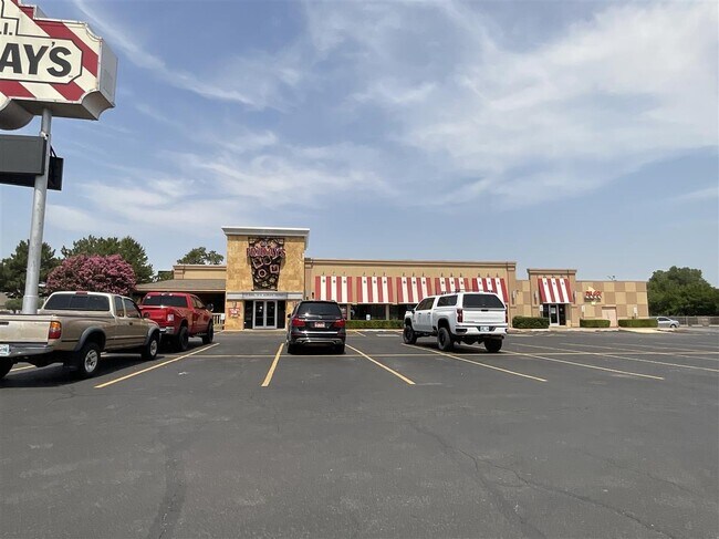 More details for 4239 NW Expressway St, Oklahoma City, OK - Retail for Sale