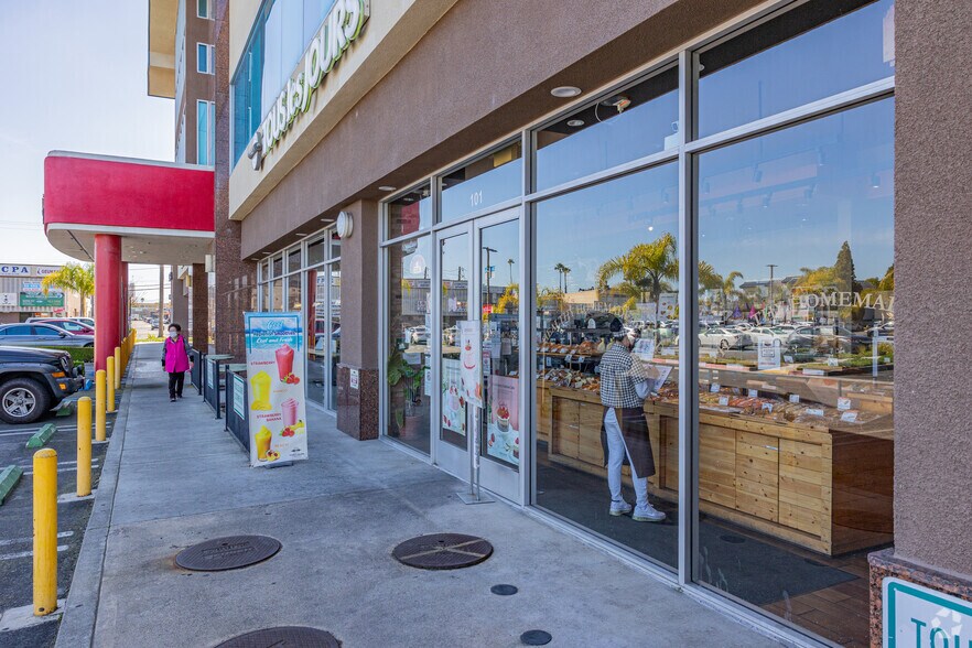 9618-9622 Garden Grove Blvd, Garden Grove, CA à louer - Photo du bâtiment - Image 3 de 6