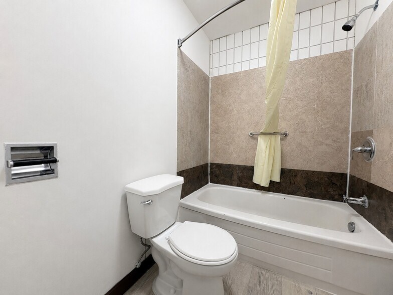 101 Centre St, Assiniboia, SK à vendre - Photo du bâtiment - Image 2 de 21