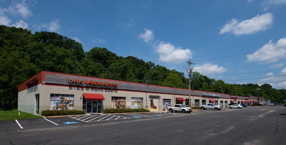 2035-2075 Golden Mile Hwy, Pittsburgh, PA à louer - Photo du bâtiment - Image 3 de 4