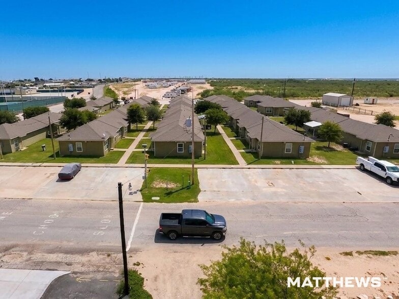 1306 E 12th St, Big Lake, TX à vendre - Photo du bâtiment - Image 2 de 3