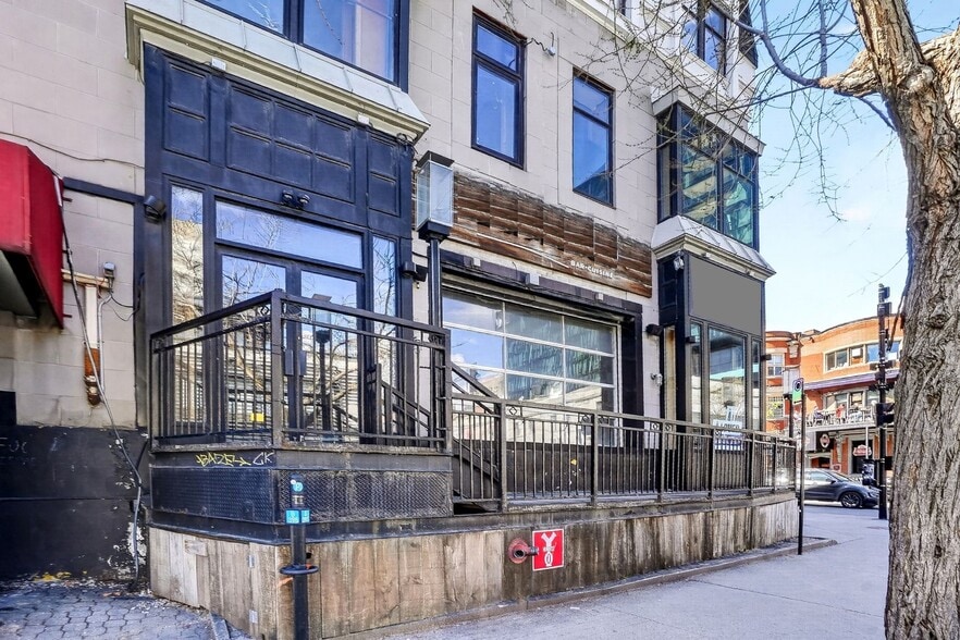 2010 Rue Crescent, Montréal, QC à louer - Photo du bâtiment - Image 3 de 7