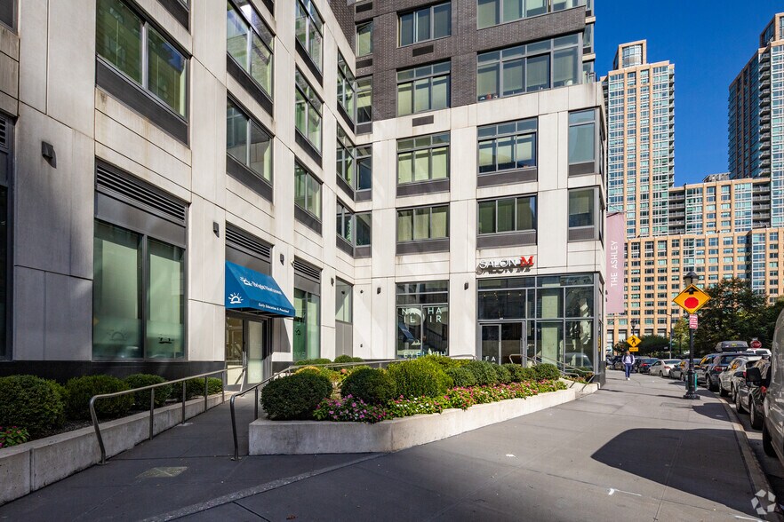 400 W 63rd St, New York, NY à louer - Photo du bâtiment - Image 3 de 48