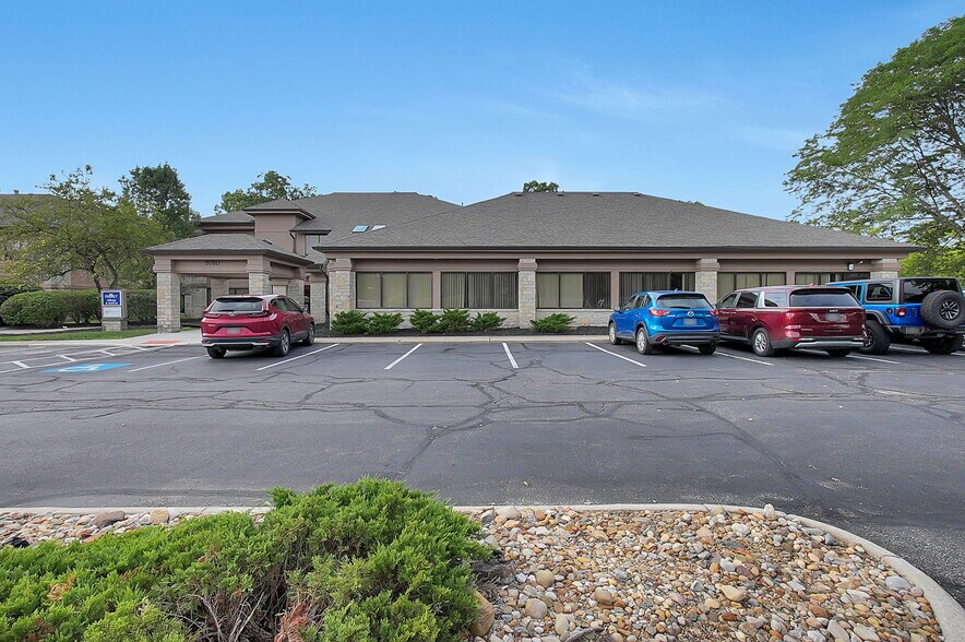 8080 Ravines Edge Ct, Columbus, OH à louer - Photo du bâtiment - Image 3 de 6