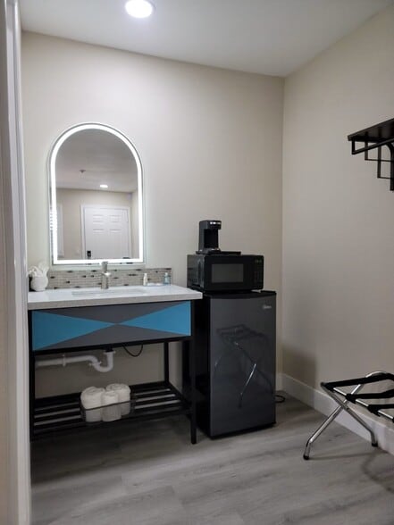 15765 Mojave Dr, Victorville, CA for sale - Interior Photo - Image 3 of 36