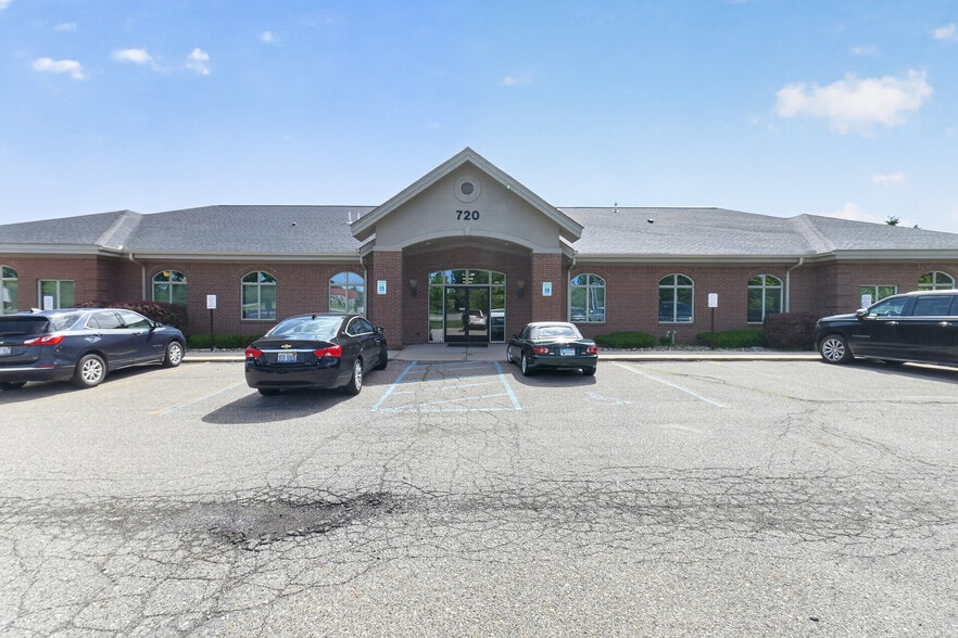 720 N Lapeer Rd, Lake Orion, MI for lease - Building Photo - Image 1 of 58