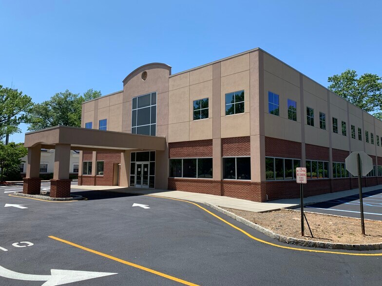 343 Old Georges Rd, North Brunswick, NJ à louer - Photo du bâtiment - Image 2 de 30