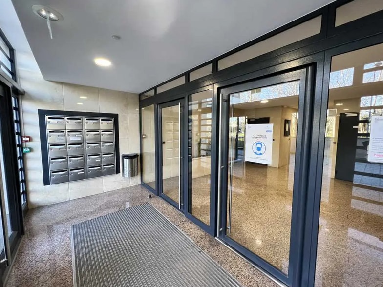 Office in Évry for lease - Lobby - Image 1 of 2