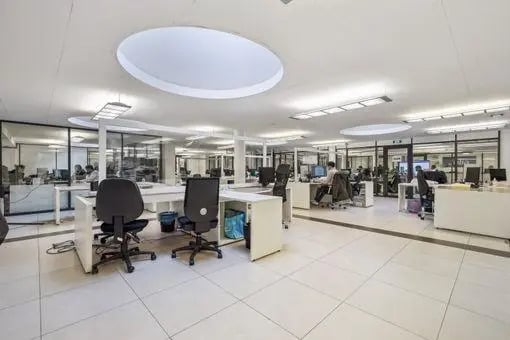 Flex in Paris for lease - Interior Photo - Image 3 of 18