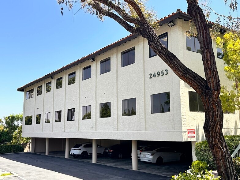 24953 Paseo De Valencia, Laguna Hills, CA à louer - Photo du bâtiment - Image 3 de 9