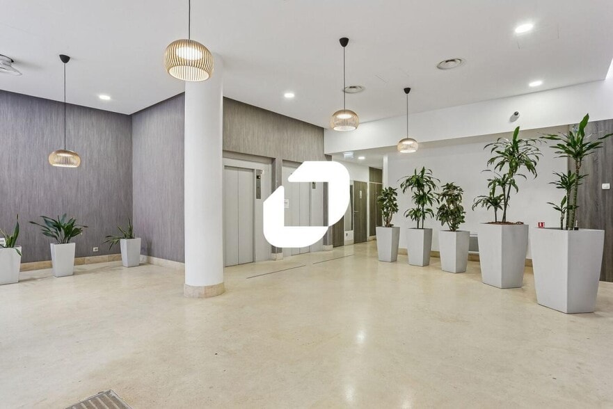 Office in Issy-les-Moulineaux for lease - Lobby - Image 2 of 11