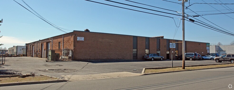 194-204 N Fehr Way, Bay Shore, NY à louer - Photo du bâtiment - Image 3 de 9