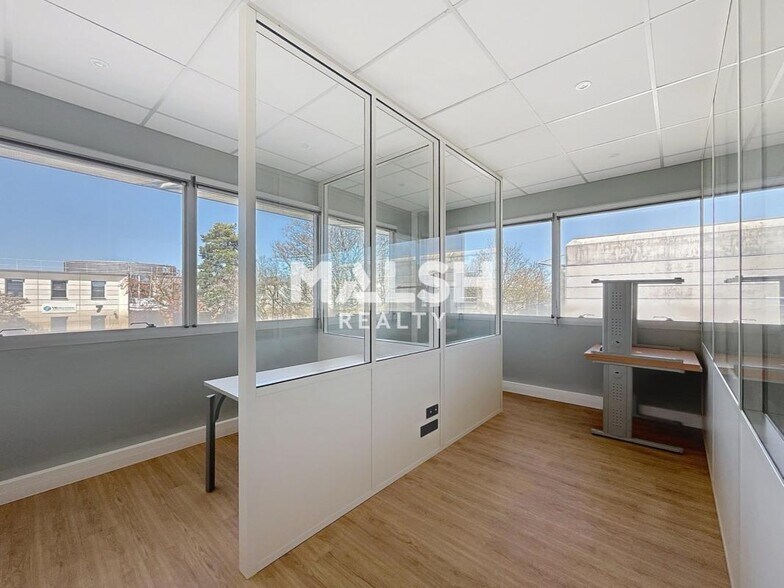Office in Bron for lease - Interior Photo - Image 1 of 14