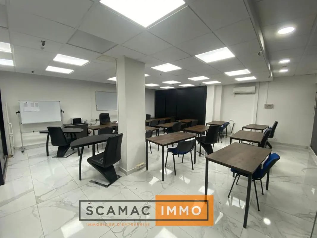 Retail in Marseille for lease Interior Photo- Image 1 of 6