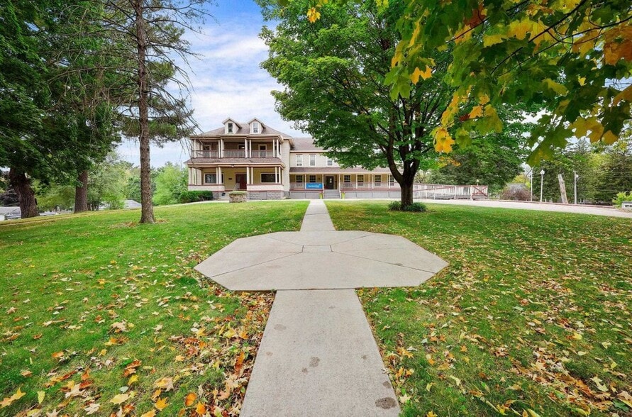 213 N Main St, Poynette, WI à vendre - Photo du bâtiment - Image 2 de 11