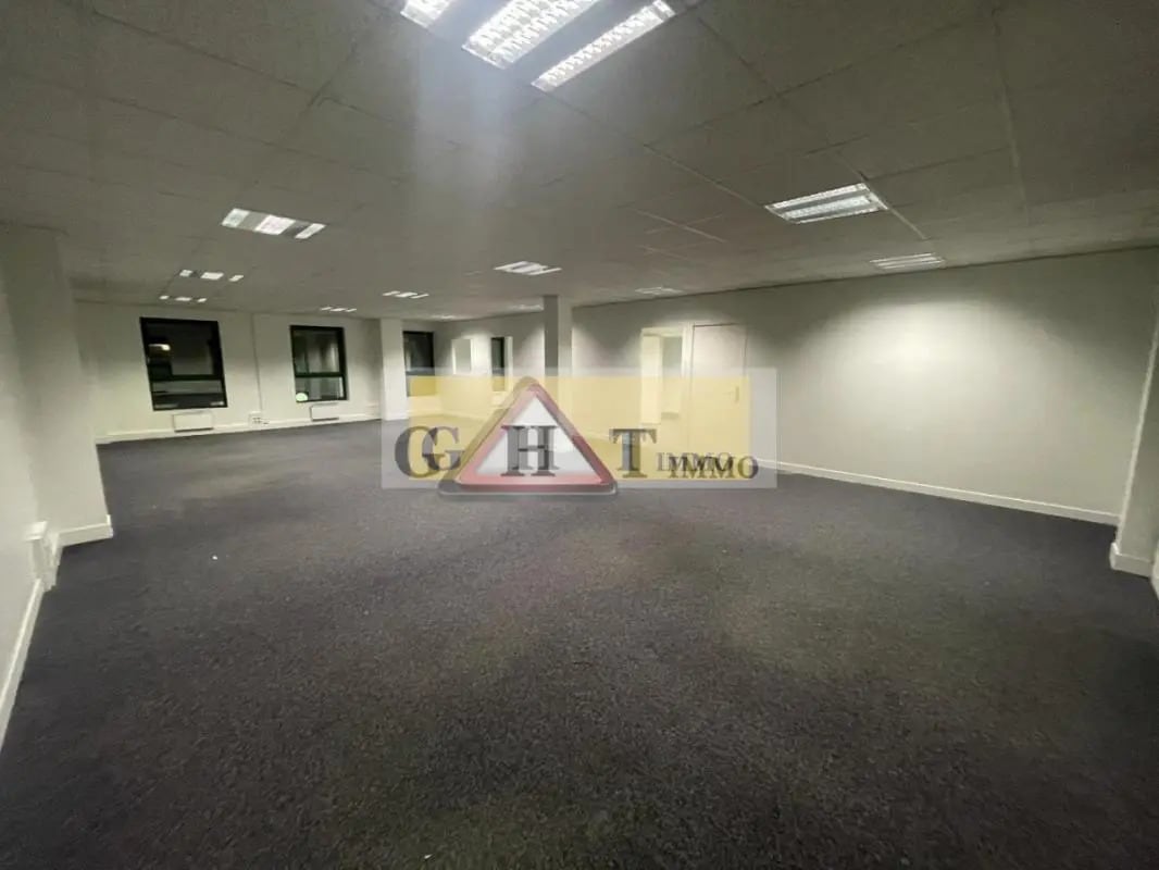 Office in Viry-Châtillon for lease Interior Photo- Image 1 of 38