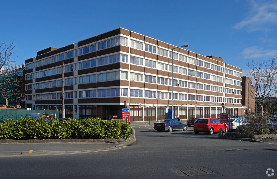 Back Spring Gdns, Bolton à louer - Photo du bâtiment - Image 2 de 2