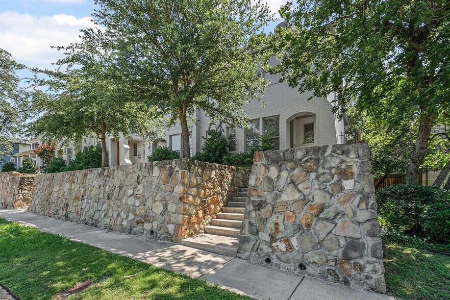 2611 McCart Ave, Fort Worth, TX à vendre - Photo du bâtiment - Image 2 de 22