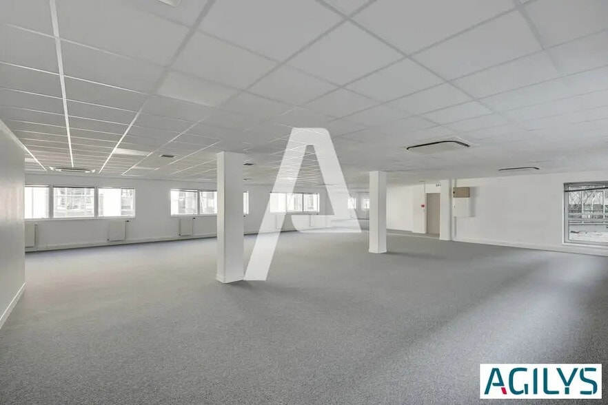 Office in Massy for lease - Interior Photo - Image 2 of 9