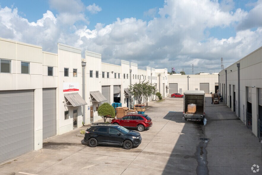 5750 N Sam Houston Pky E, Houston, TX à louer - Photo du bâtiment - Image 3 de 6