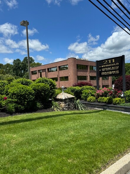 207 Quaker Ln, West Warwick, RI for lease - Building Photo - Image 2 of 27