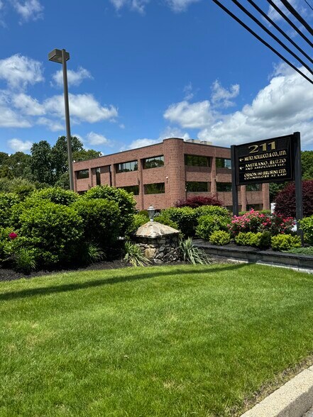 207 Quaker Ln, West Warwick, RI à louer - Photo du bâtiment - Image 2 de 27