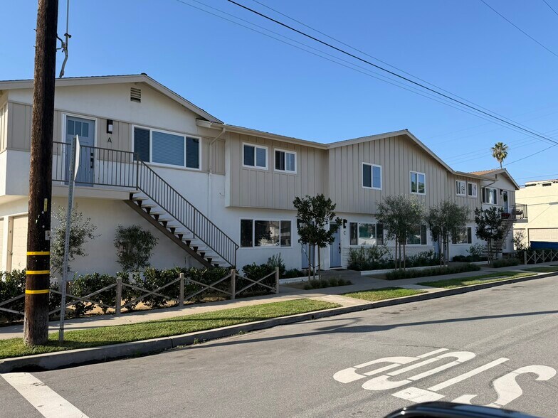 1401 Olive Ave, Huntington Beach, CA à vendre - Photo du bâtiment - Image 3 de 12