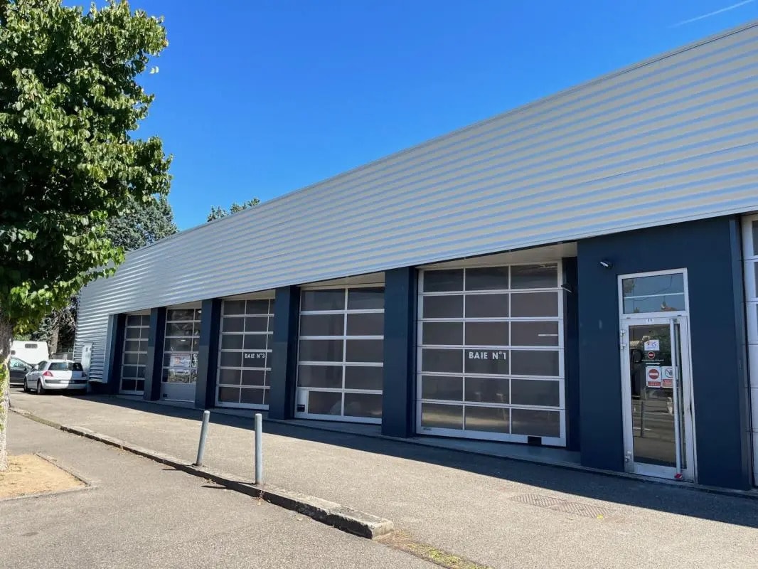 Flex in Vénissieux for lease Building Photo- Image 1 of 8